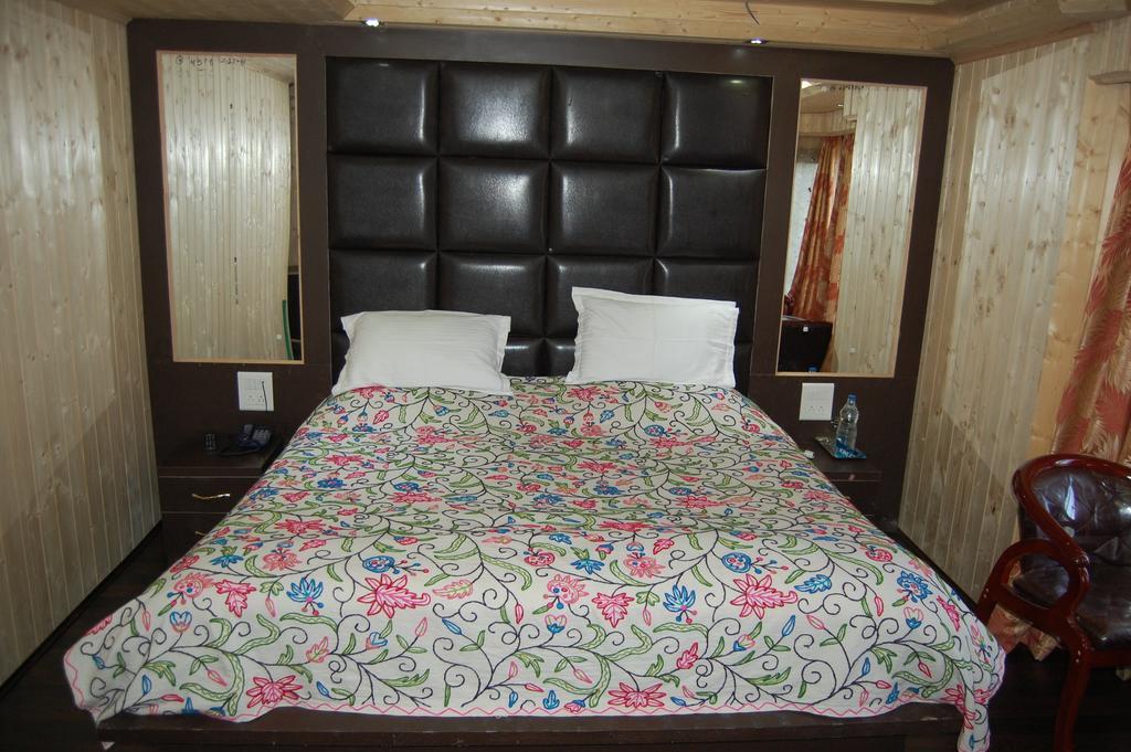 Hotel Zahgeer Continental Gulmarg Zimmer foto