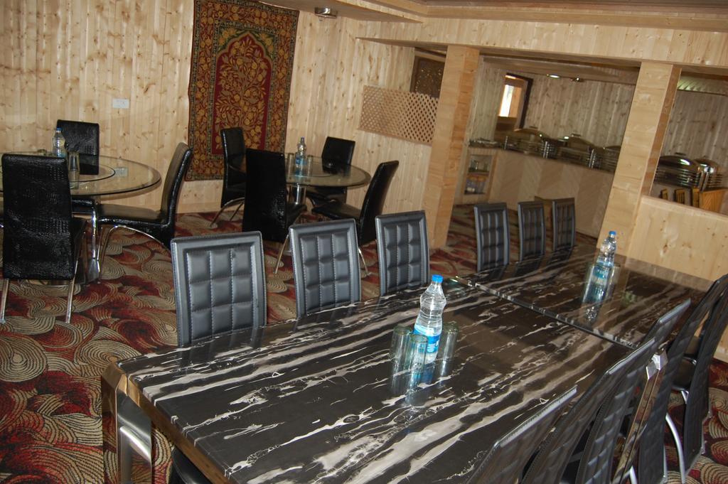 Hotel Zahgeer Continental Gulmarg Zimmer foto