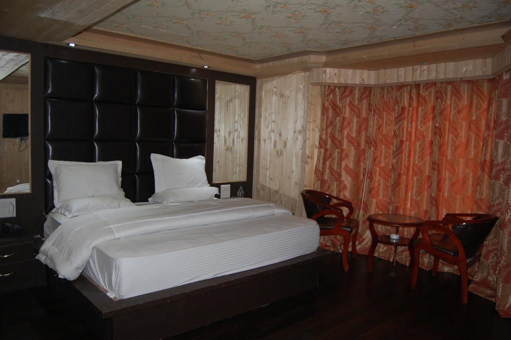 Hotel Zahgeer Continental Gulmarg Zimmer foto